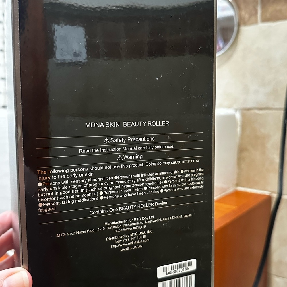 MDNA Skin
THE BEAUTY ROLLER